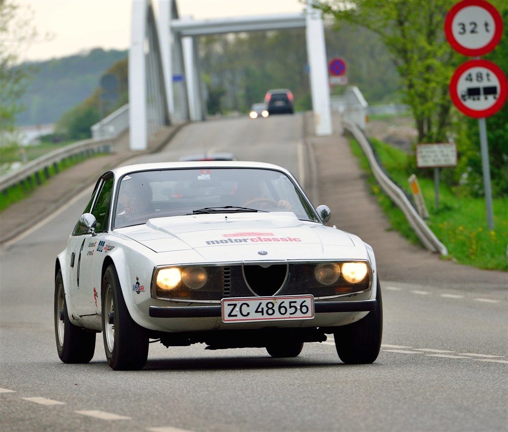 Claus Bernhard, Kirke-Hyllinge, og Jan Petersen, Jystrup, kommer til start i den sjældne Alfa Romeo Junior Zagato fra 1972. Mindre end 2.000 eksemplarer blev bygget.
(Foto: Michael Eisenberg)